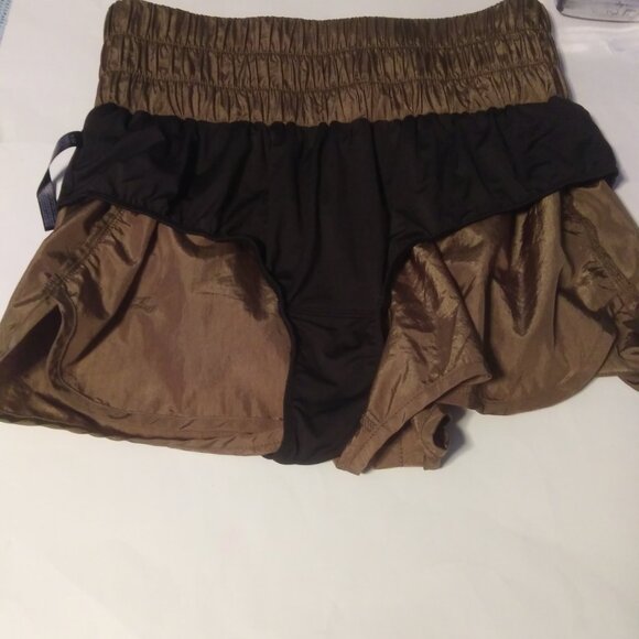 NWT FP movement The way home shorts  size Large army color  built in briefs - Picture 6 of 16